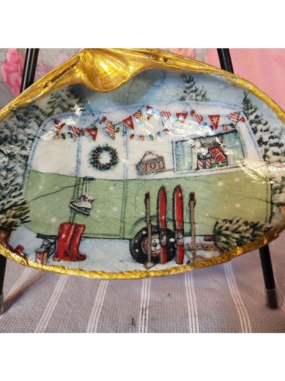 DECOUPAGE CLAM SHELL DECOUPAGE CHRISTMAS TRAILER ON A CLAM SHELL TRINKET DISH